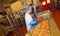 Produkcja praca we Francji przy pakowaniu wędlin, mięsa